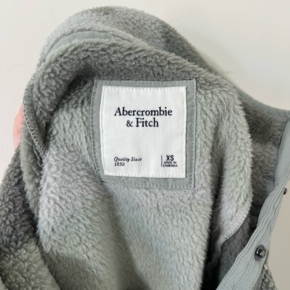 Abercrombie & Fitch Asymmetrical Snap-Up Green Camo Fleece Size XS - Picture 8 of 8